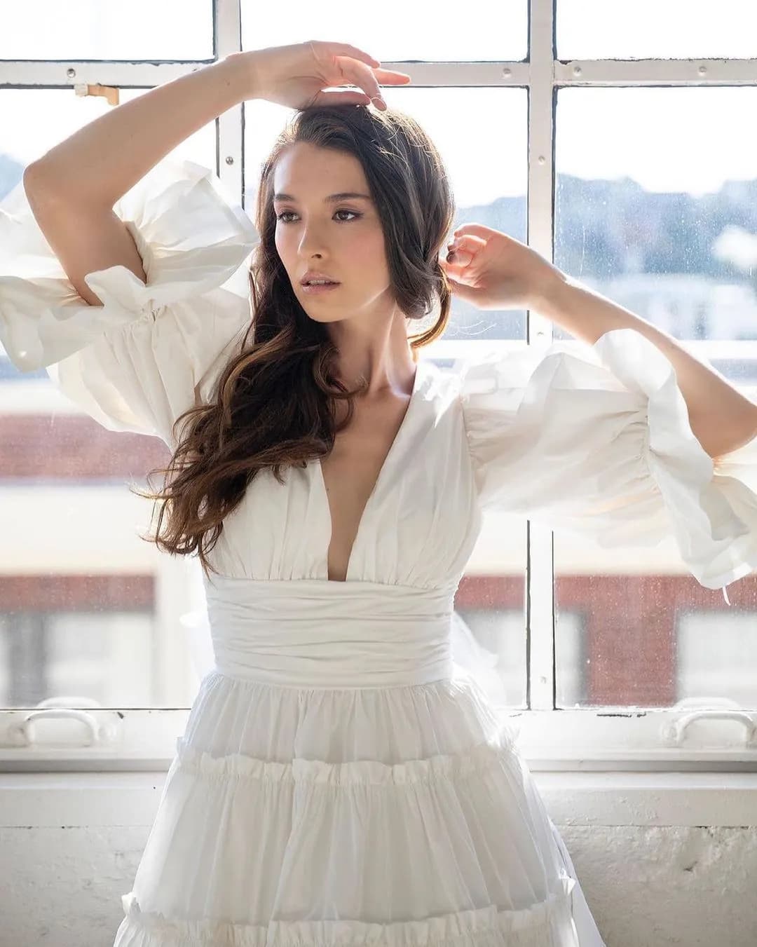 Bride with wedding dress with puff sleeves